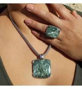 pendentif argent et pierre verte