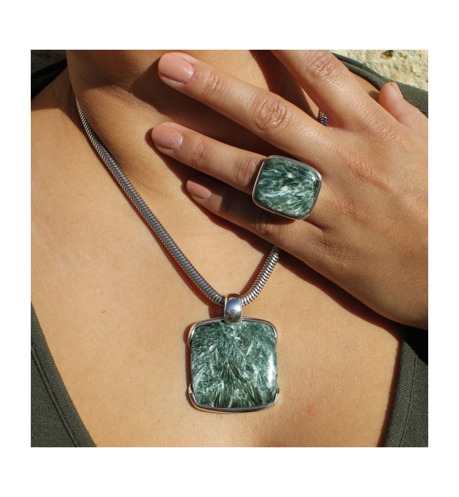 pendentif argent et pierre verte
