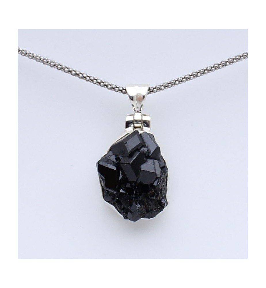 pendentif argent et pierre noire