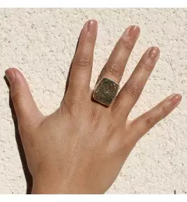 bague pierre dorée