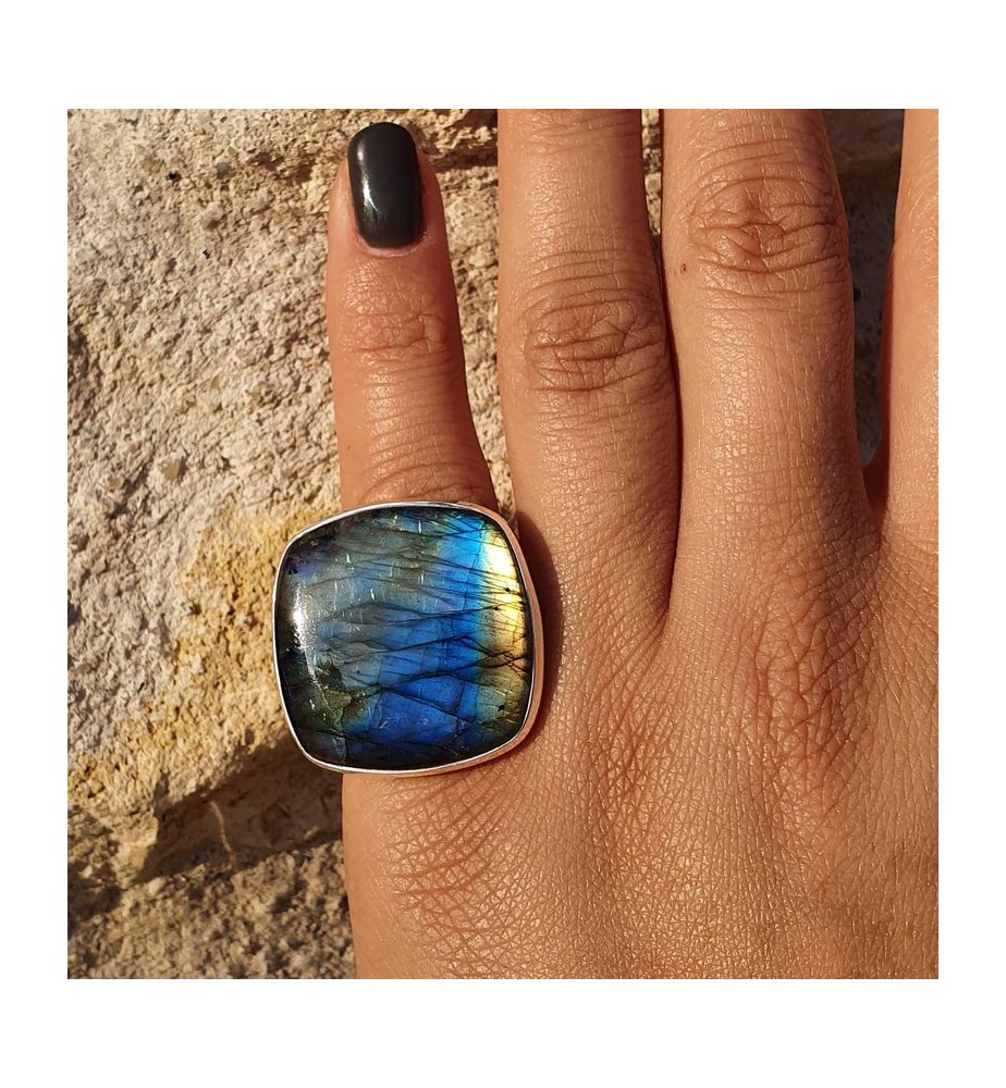 Grande bague ajourée en argent 925 et cabochon de labradorite