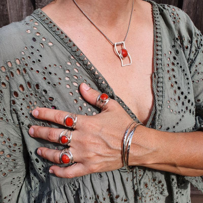 Collier Ancien En Argent Massif Avec Véritables Pierres De Corail Rouge - Bijou Vintage D'occasion
