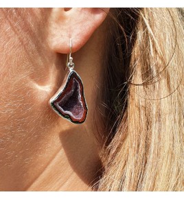 boucle d'oreille avec pierre rouge