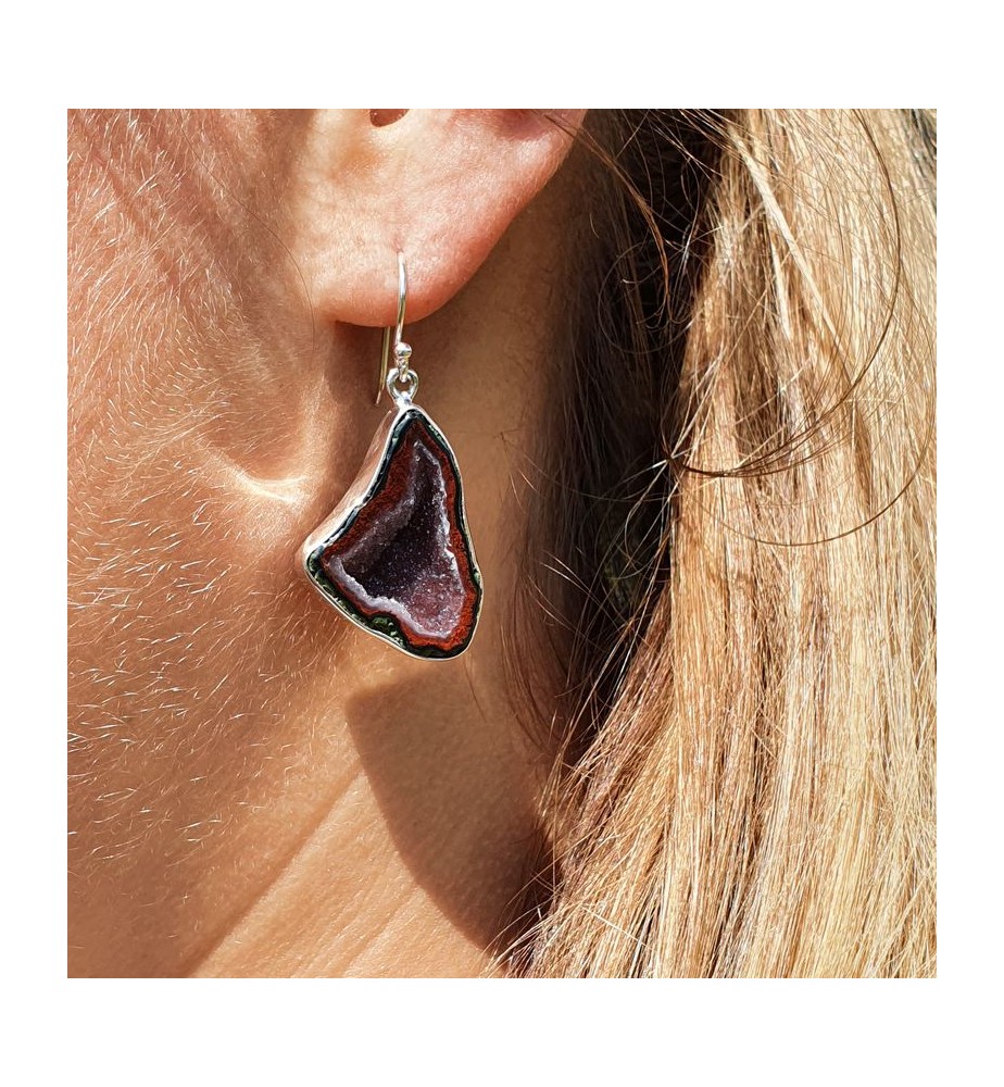 boucle d'oreille avec pierre rouge