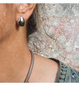 puces d'oreilles pierre