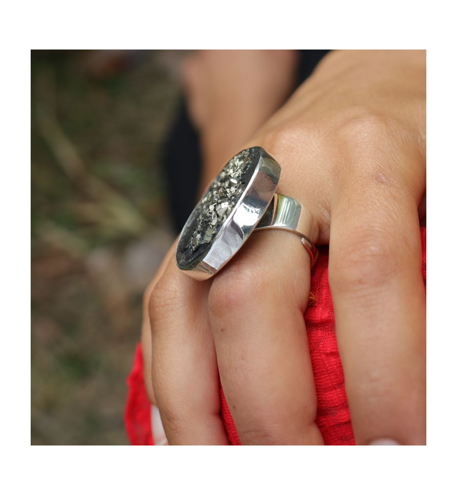 Imposante bague ronde en argent 925 avec pyrite sur ardoise