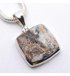 Pendentif carré en argent 925 et astrophyllite brute