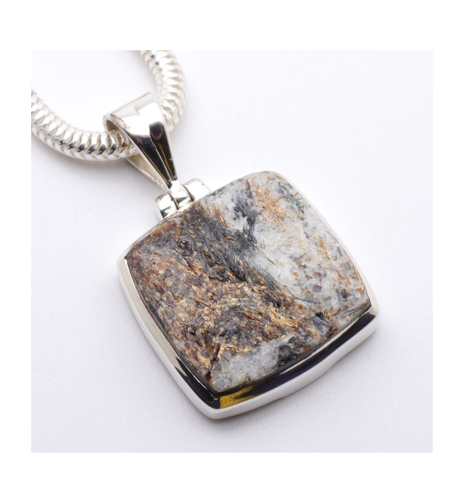 Pendentif carré en argent 925 et astrophyllite brute
