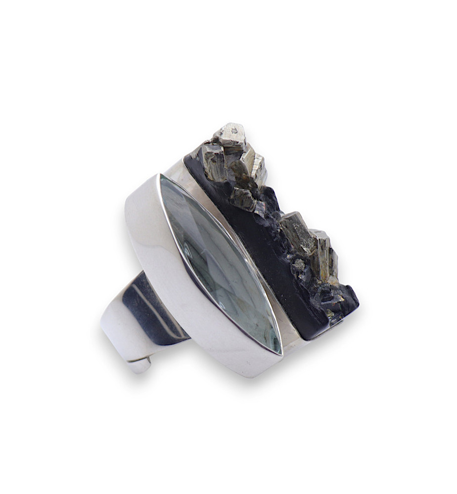 bague de créateur avec pierre