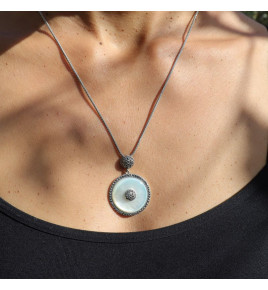 pendentif femme nacre