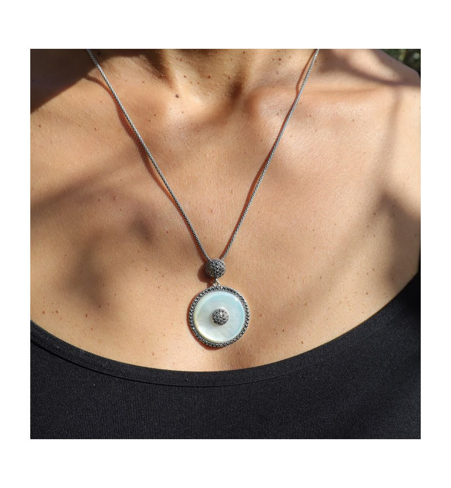 pendentif femme nacre