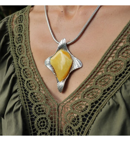 pendentif original argent et ambre jaune