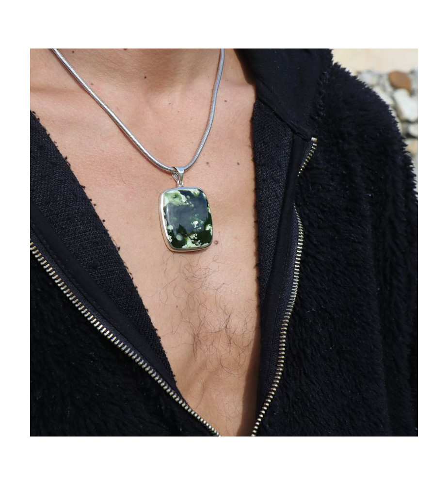 pendentif avec pierre verte
