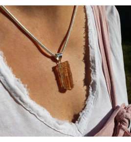 Pendentif en argent 925 orné d'une topaze impériale naturelle bâtonnet