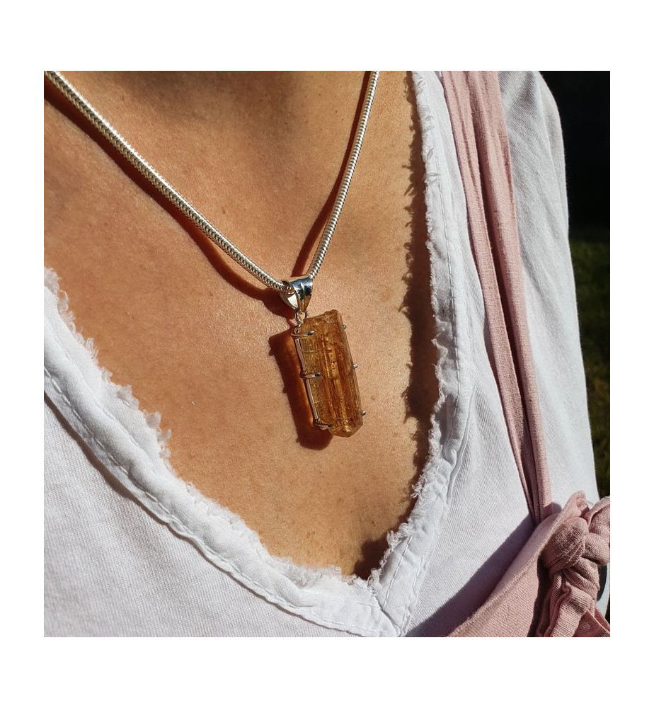 Pendentif en argent 925 orné d'une topaze impériale naturelle bâtonnet