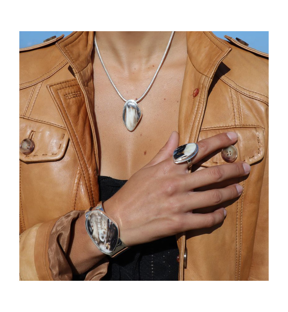 pendentif de création argent et bois