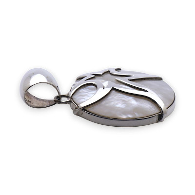 pendentif femme nacre