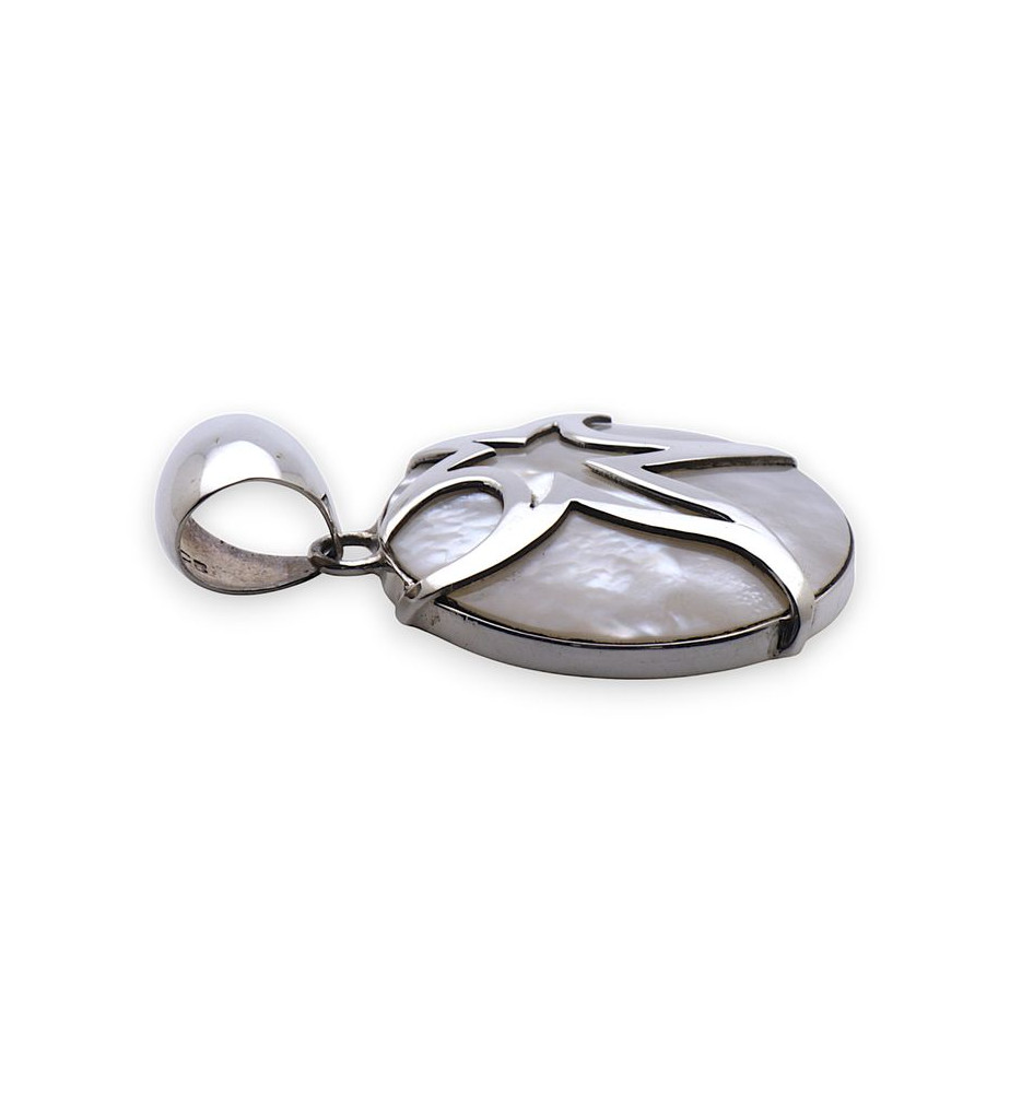 pendentif femme nacre