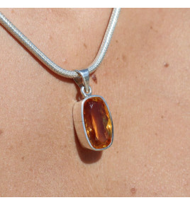 pendentif avec pierre jaune