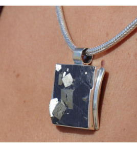 pyrite naturelle sur ardoise