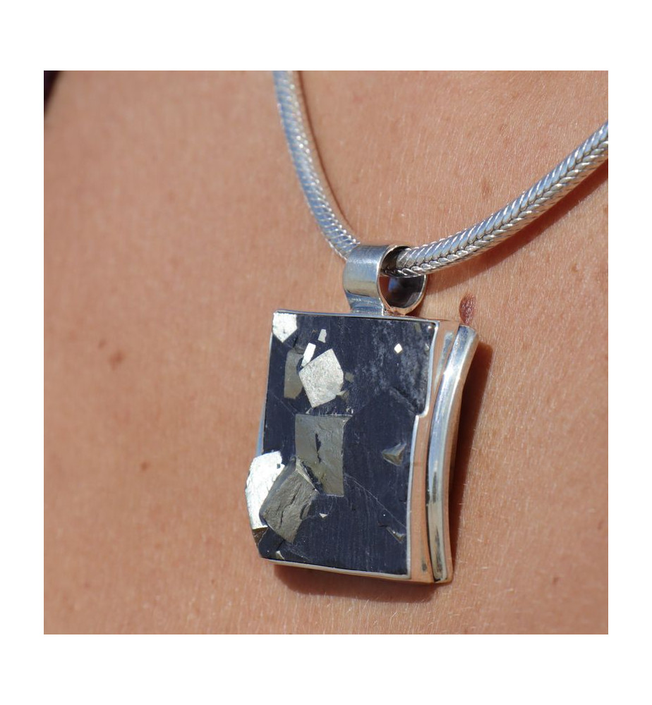 pyrite naturelle sur ardoise