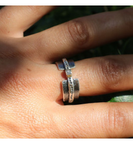 bague argent texturé et diamant brut