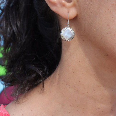 boucles d oreilles nacre blanche