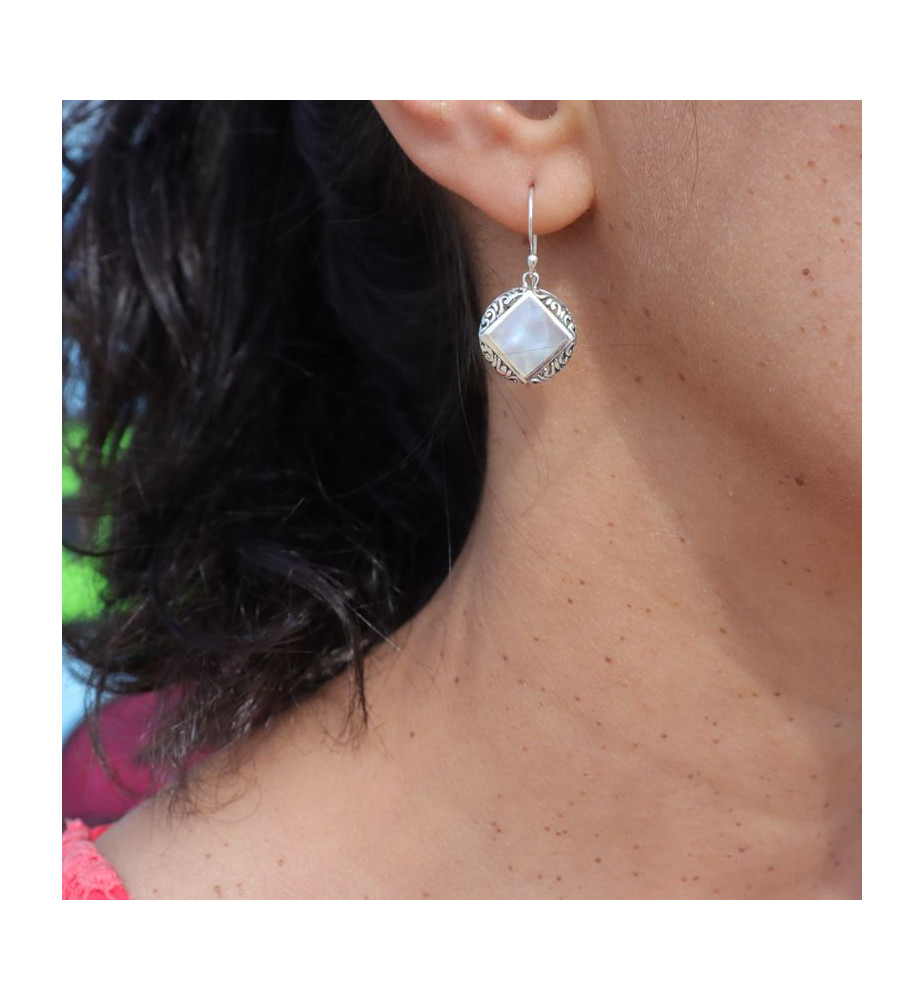 boucles d oreilles nacre blanche