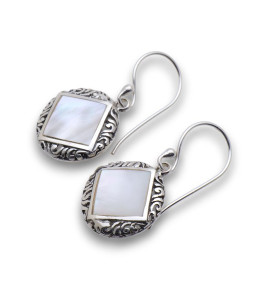 boucles pendantes argent et nacre blanche