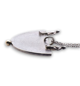 collier argent avec pendentif et deux personnages