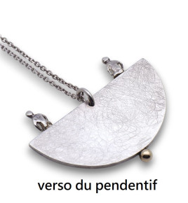 collier argent avec deux personnages sur pendentif