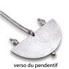collier argent avec deux personnages sur pendentif