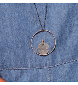 collier long argent pendentif globe terrestre