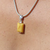 petit pendentif ambre jaune