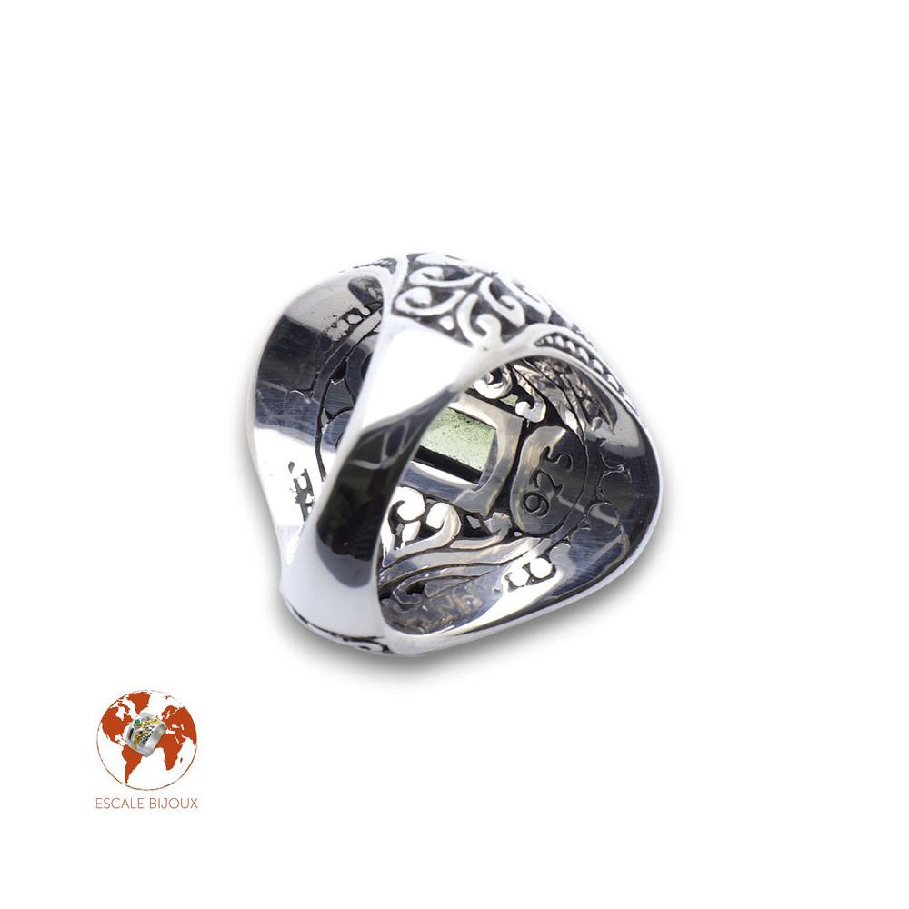 Bague en argent sterling  originale sertie d'un péridot