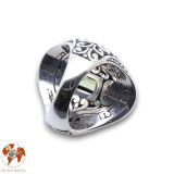 Bague en argent sterling  originale sertie d'un péridot