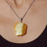 pendentif ambre jaune