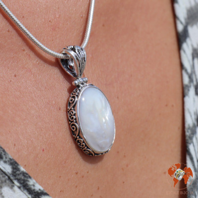 pendentif femme nacre