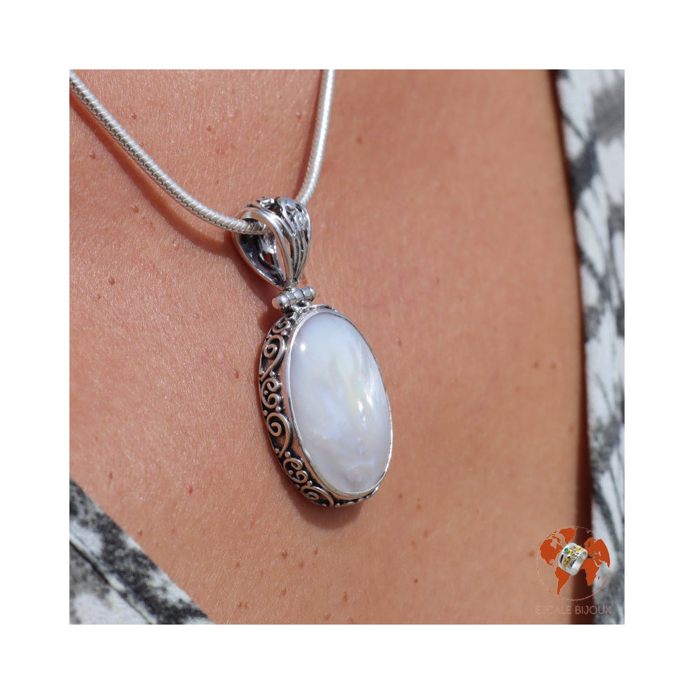 pendentif femme nacre
