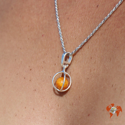 Petit pendentif en argent sterling et ambre orangé