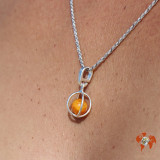 Petit pendentif en argent sterling et ambre orangé