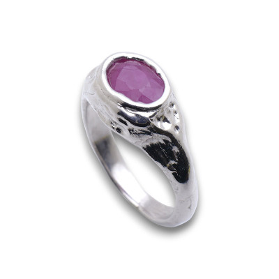 Bague en argent sterling ornée d'un rubis facetté