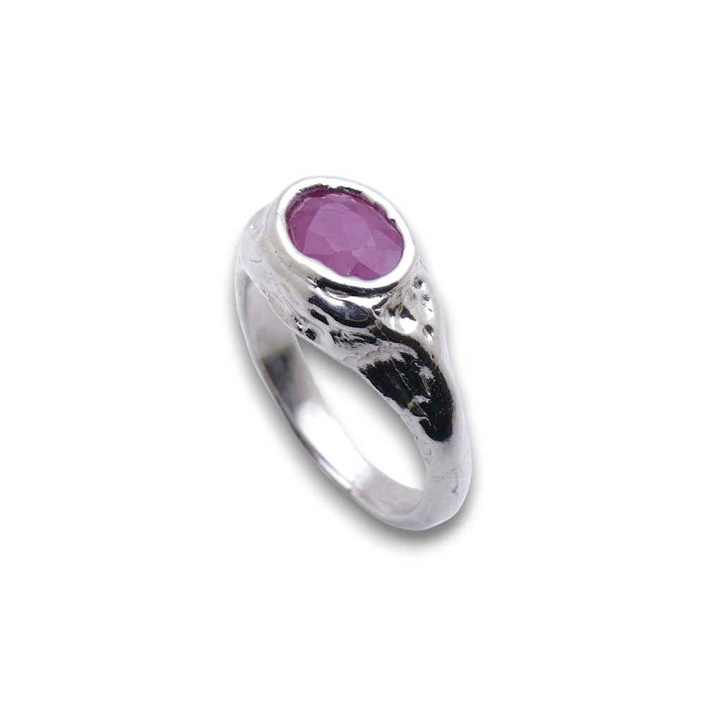 Bague en argent sterling ornée d'un rubis facetté
